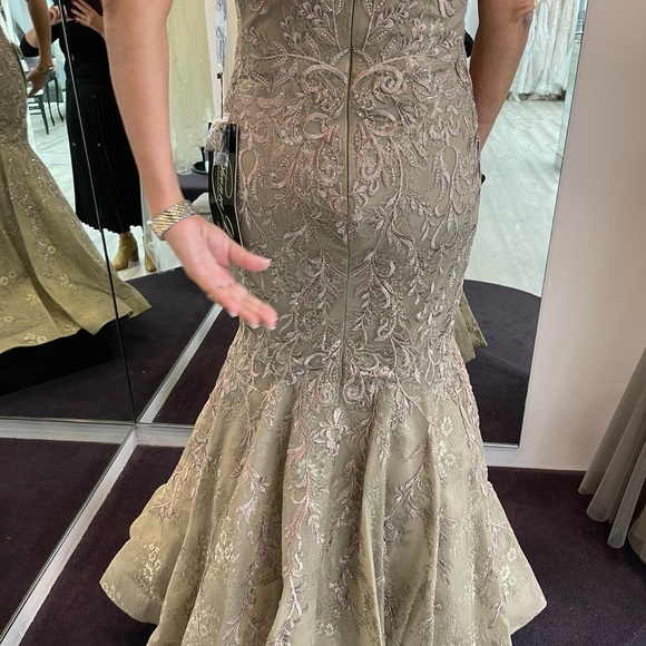 Mother of the Bride/Mother of the Groom Trumpet Style Gown - Picture 6 of 10